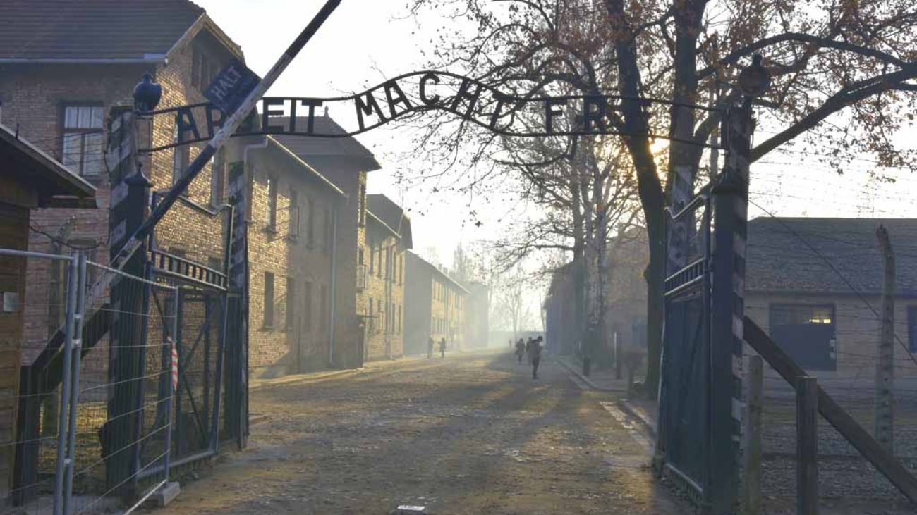 PHOTO: ALBIN MARCINIAK / EAST NEWS Panstwowe Muzeum Auschwitz-Birkenau W Oswiecimiu, Muzea w Malopolsce, MIEJSCE PAMIECI, MEMORIAL AND MUSEUM, FORMER GERMAN NAZI CONCENTRATION AND EXTERMINATION CAMP, n/z brama i napis Arbeit Macht Frei
