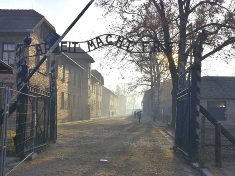 PHOTO: ALBIN MARCINIAK / EAST NEWS Panstwowe Muzeum Auschwitz-Birkenau W Oswiecimiu, Muzea w Malopolsce, MIEJSCE PAMIECI, MEMORIAL AND MUSEUM, FORMER GERMAN NAZI CONCENTRATION AND EXTERMINATION CAMP, n/z brama i napis Arbeit Macht Frei